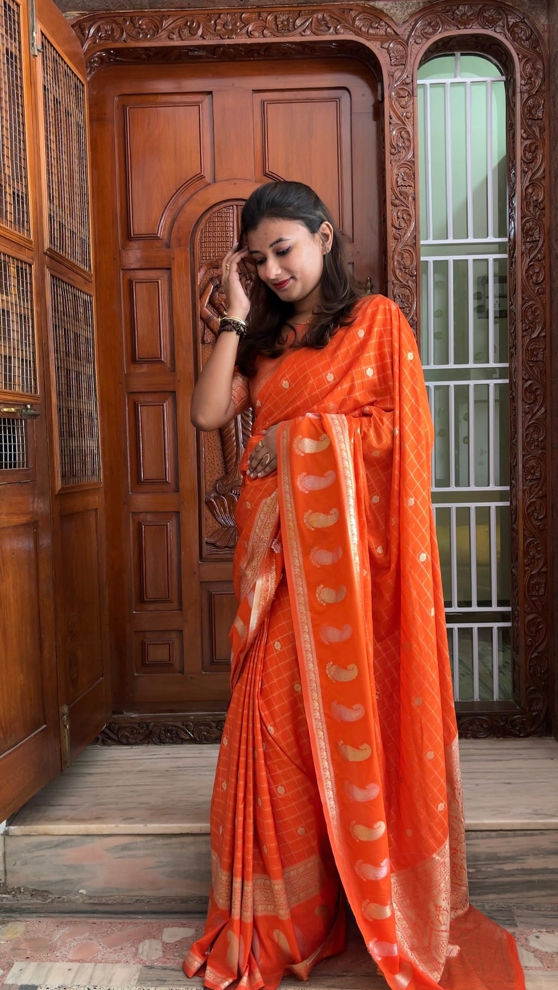 The Secret to Looking Elegant in Saree Without Heavy Jewelry