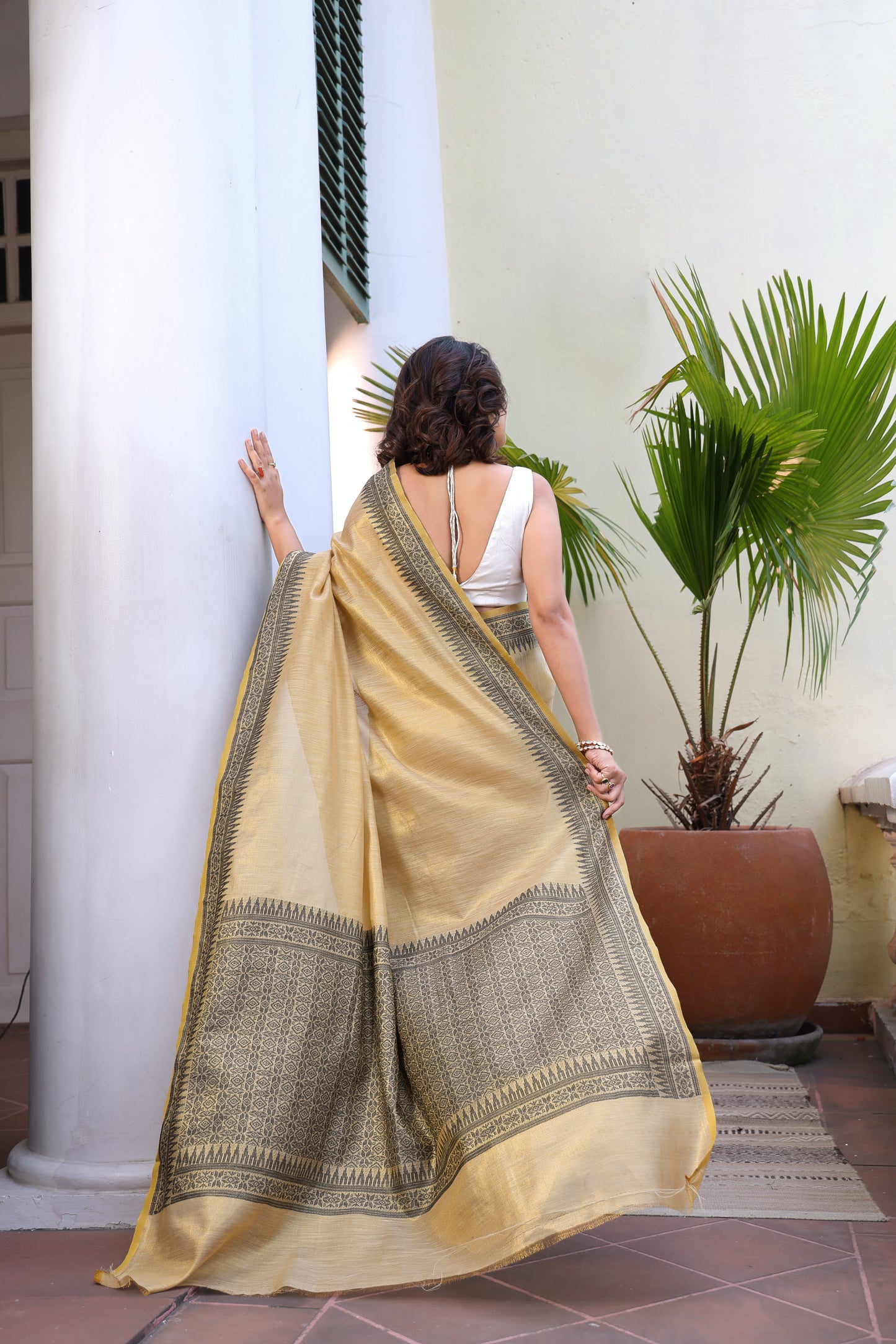 Curve & couture Silkey Linen Saree