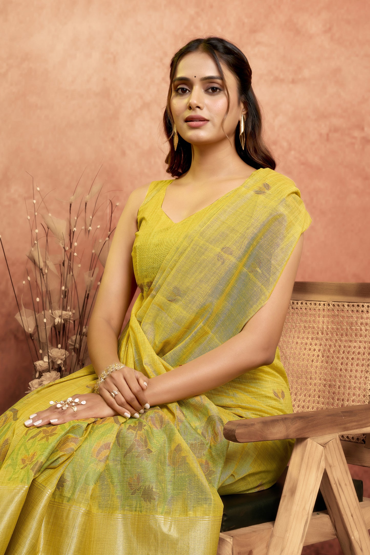 Flaunt factor Linen Saree